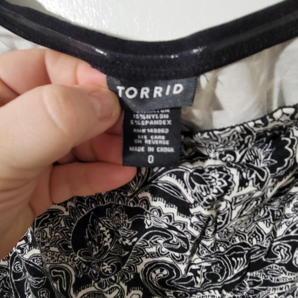 Torrid Babydoll Black & White Paisly Short Sleeve Top - Picture 2 of 3